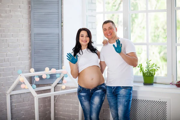 Feliz hombre amado y mujer embarazada en casa —  Fotos de Stock