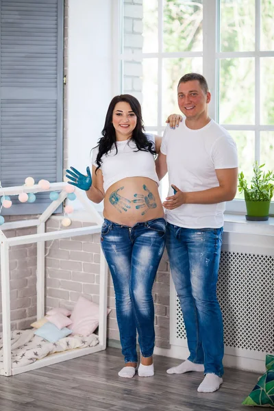 Feliz hombre amado y mujer embarazada en casa — Foto de Stock