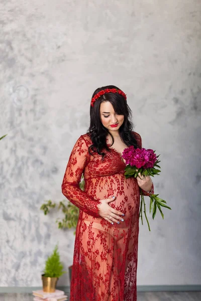 Mulher grávida em vermelho — Fotografia de Stock