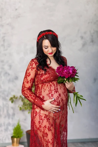 Mujer embarazada en rojo — Foto de Stock