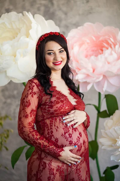 Těhotná žena v červené barvě — Stock fotografie