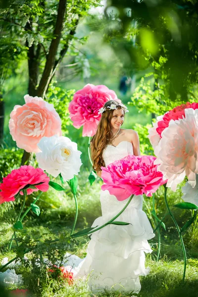 Sposa in un parco verde — Foto Stock