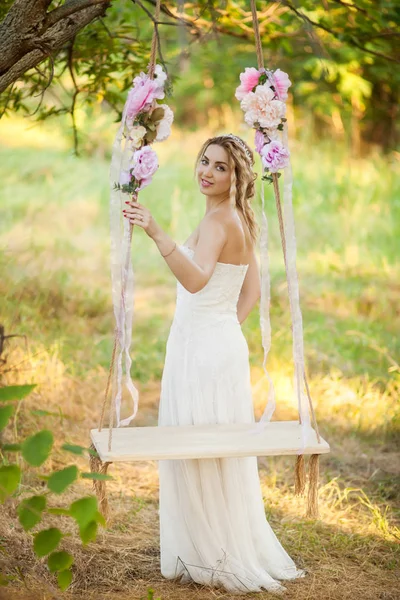 Braut in einem grünen Park — Stockfoto