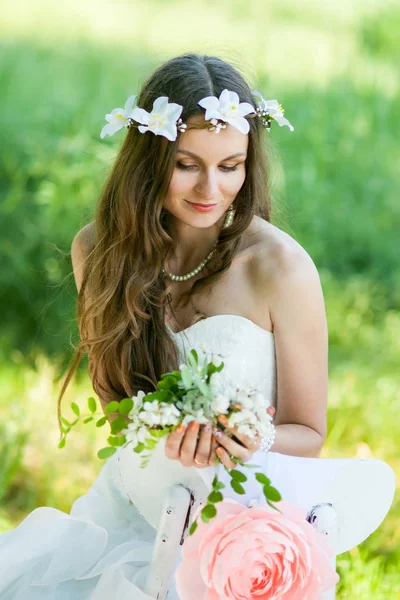 Bruden i en grön park — Stockfoto