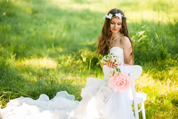 Braut in einem grünen Park — Stockfoto