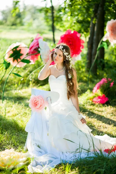 Sposa in un parco verde — Foto Stock