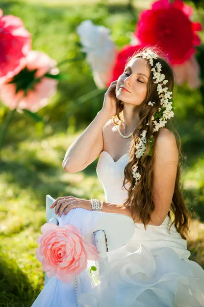 Bride in a green park — Stock Photo, Image