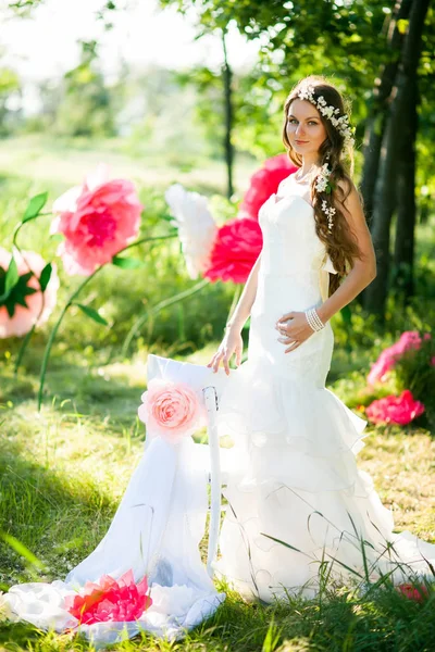 Braut in einem grünen Park — Stockfoto