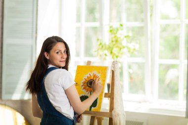 Muhteşem bir kadın sanatçı evde boya portresi