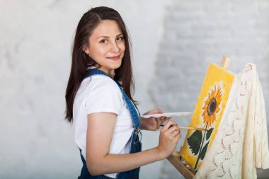 Muhteşem bir kadın sanatçı evde boya portresi