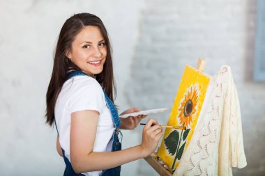 Muhteşem bir kadın sanatçı evde boya portresi