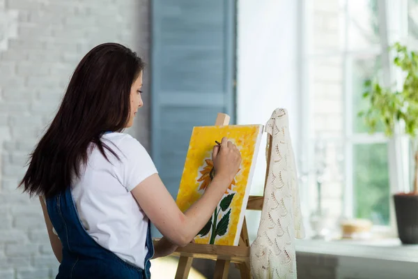 Retrato de mujer hermosa artista pintura en casa — Foto de Stock