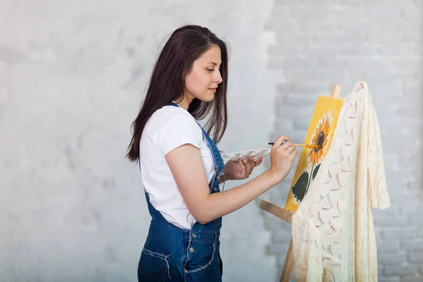Portrét umělce nádherná žena doma malovat — Stock fotografie