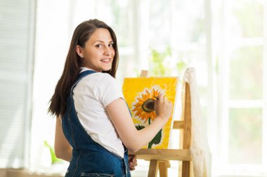 Muhteşem bir kadın sanatçı evde boya portresi