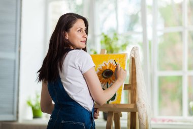 Muhteşem bir kadın sanatçı evde boya portresi