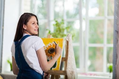 Muhteşem bir kadın sanatçı evde boya portresi