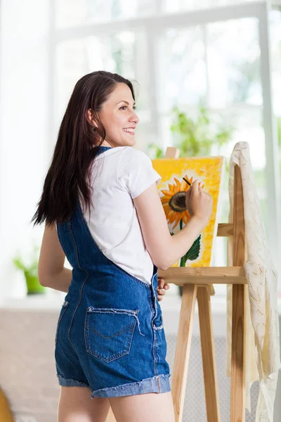 Muhteşem bir kadın sanatçı evde boya portresi — Stok fotoğraf
