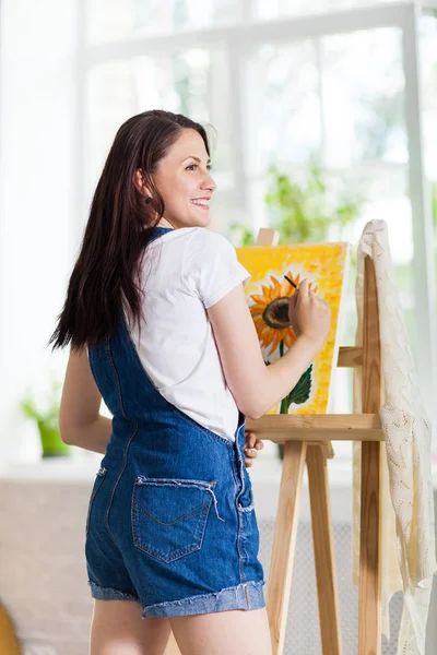 Retrato de mujer hermosa artista pintura en casa — Foto de Stock