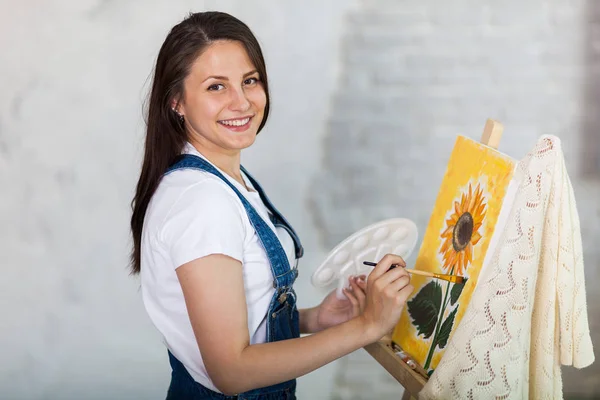 Retrato de mujer hermosa artista pintura en casa — Foto de Stock