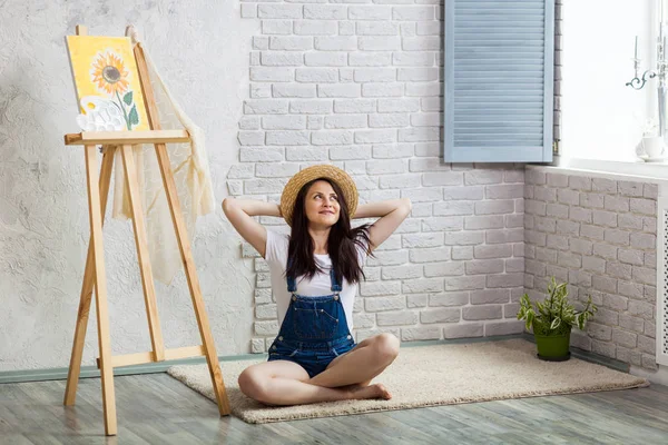 Retrato de mujer hermosa artista pintura en casa — Foto de Stock