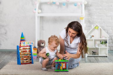 Anne ve oğlu birlikte oynamak kapalı