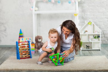 Anne ve oğlu birlikte oynamak kapalı