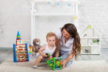 Anne ve oğlu birlikte oynamak kapalı