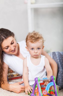 Anne ve oğlu birlikte oynamak kapalı