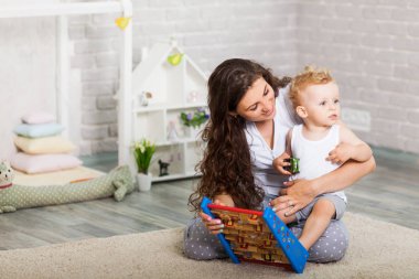 Anne ve oğlu birlikte oynamak kapalı