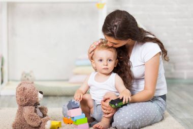 Anne ve oğlu birlikte oynamak kapalı
