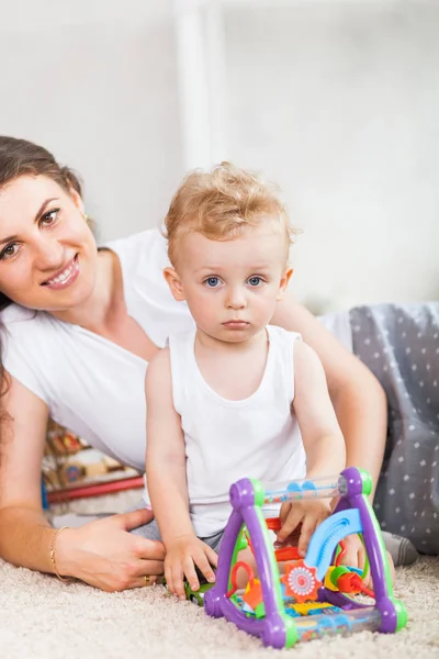 Mère et son fils jouent ensemble à l'intérieur — Photo