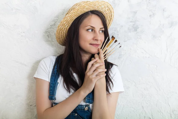 Getting creative. Woman artist with brush — Stock Photo, Image