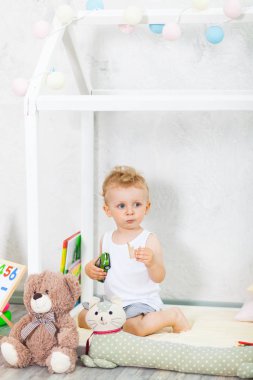 Küçük çocuk kapalı oynamaya