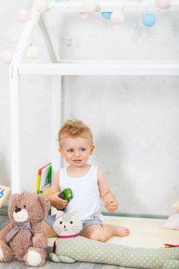 Küçük çocuk kapalı oynamaya