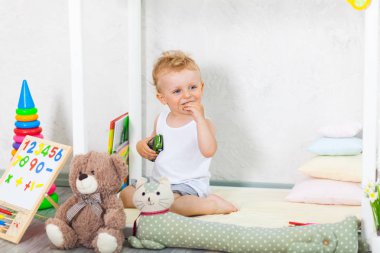 Küçük çocuk kapalı oynamaya