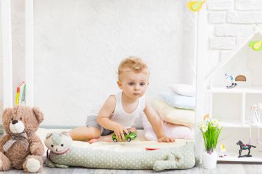 Küçük çocuk kapalı oynamaya