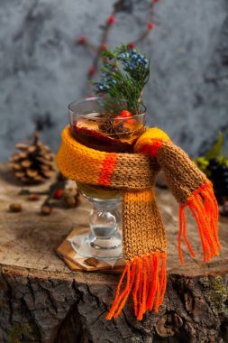 Bal ve baharat ahşap arka plan kavramı üzerinde sıcak içecekle 