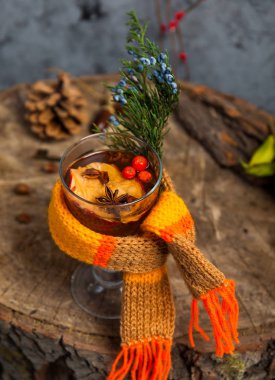 Bal ve baharat ahşap arka plan kavramı üzerinde sıcak içecekle 