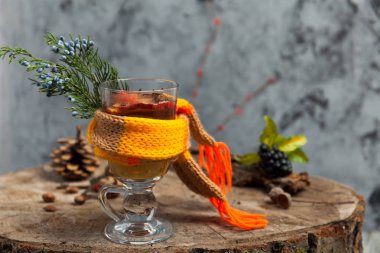 Bal ve baharat ahşap arka plan kavramı üzerinde sıcak içecekle 