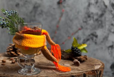 Bal ve baharat ahşap arka plan kavramı üzerinde sıcak içecekle 