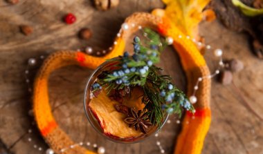 Tarçın kakule ve anason wo üzerinde Noel sıcak mulled şarap