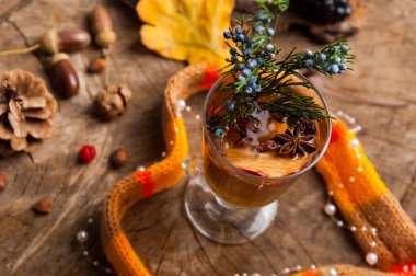 Tarçın kakule ve anason wo üzerinde Noel sıcak mulled şarap