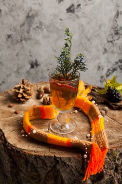 Bal ve baharat ahşap arka plan kavramı üzerinde sıcak içecekle 