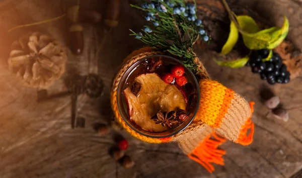 Weihnachtlicher Glühwein mit Zimt-Kardamom und Anis auf der — Stockfoto