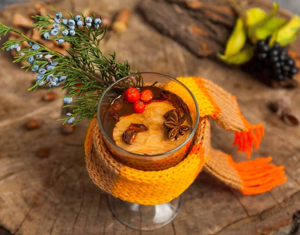 Heißgetränk mit Honig und Gewürzen auf hölzernem Hintergrund — Stockfoto