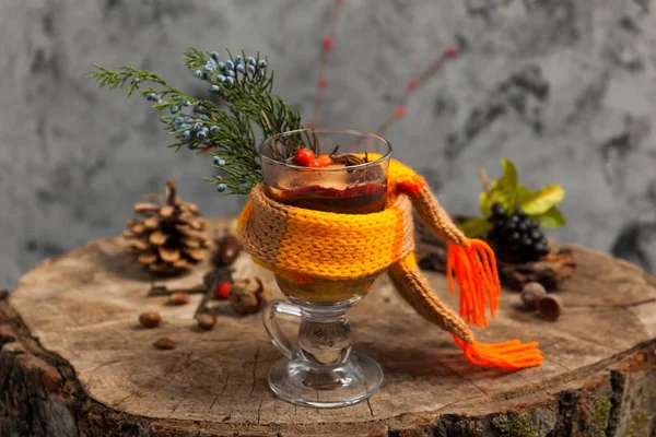 Heißgetränk mit Honig und Gewürzen auf hölzernem Hintergrund — Stockfoto