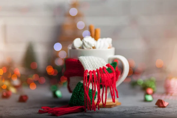 Bebida caliente de invierno en una taza con bufanda caliente —  Fotos de Stock