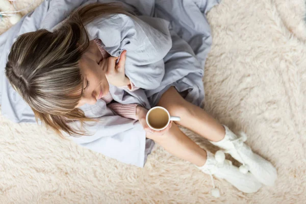 Retrato Beleza Mulher Relaxada Pela Manhã Bebe Café Cama Mulher — Fotografia de Stock