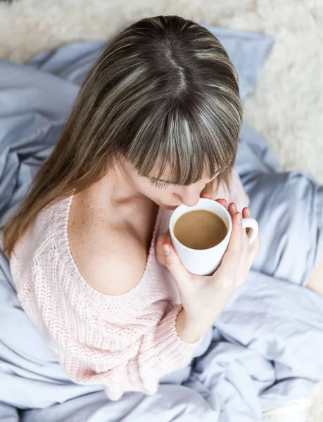 Retrato Beleza Mulher Relaxada Pela Manhã Bebe Café Cama Mulher — Fotografia de Stock