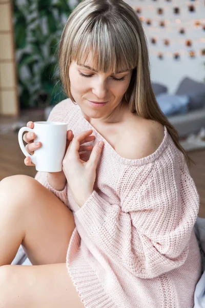 Ritratto Bellezza Donna Rilassata Mattino Beve Caffè Letto Giovane Donna — Foto Stock